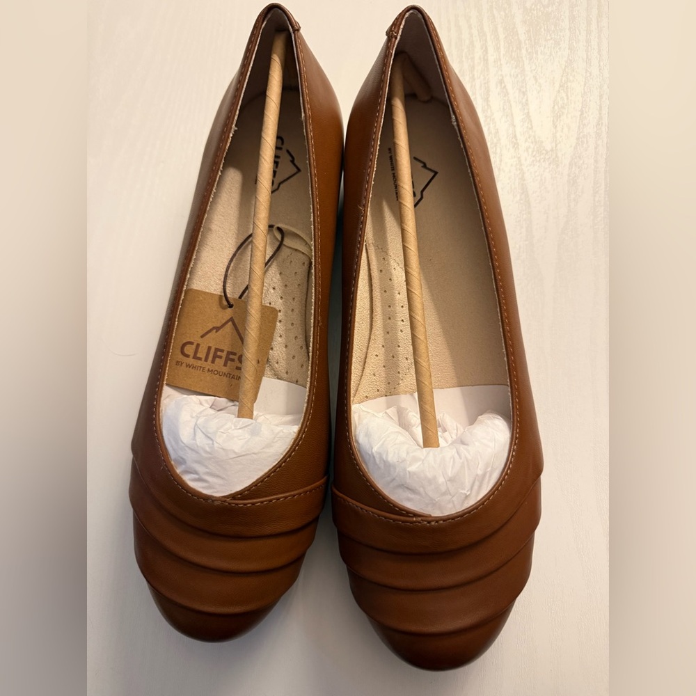 Cliffs by White Mountain Women's Tan Loafers